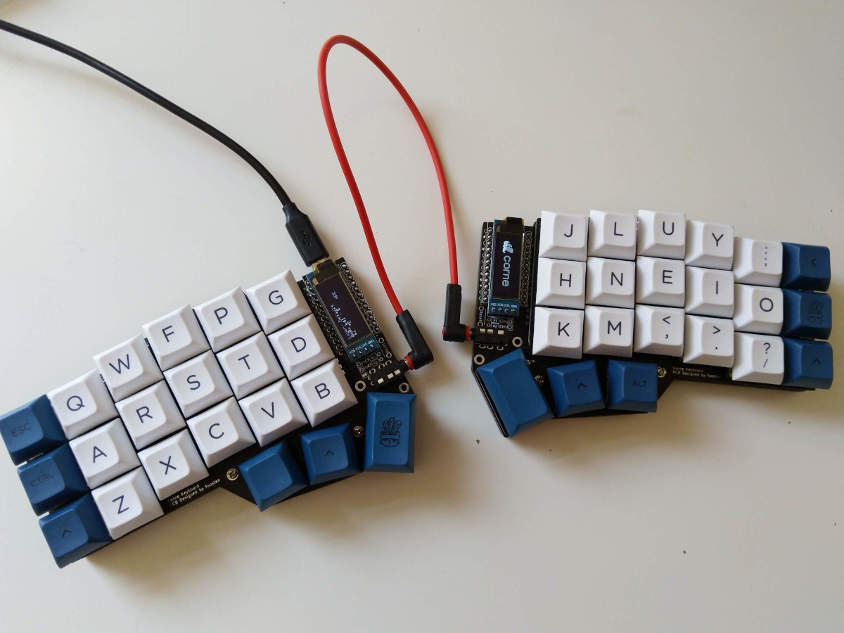 photo du clavier ergonomique en deux partie : le 'corne'