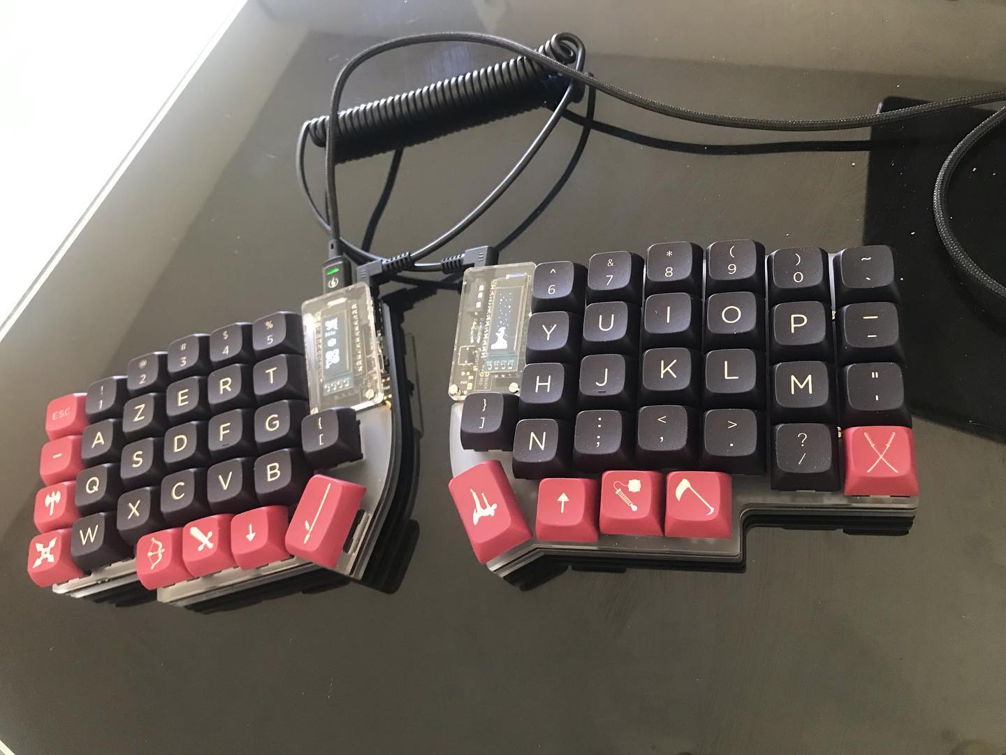 Photo d'un clavier scindé ergonomique, modèle lily58