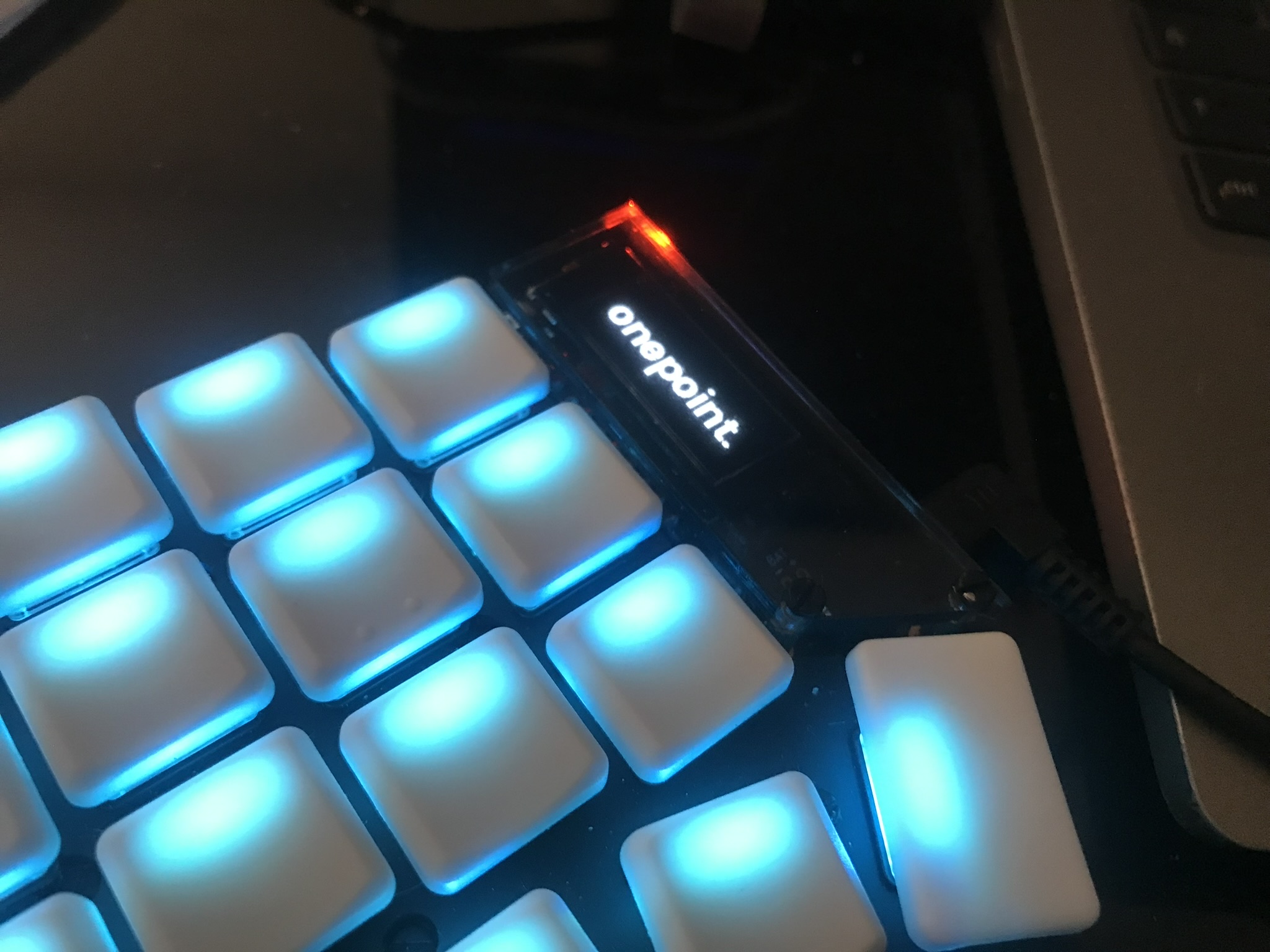 photo d'un écran OLED sur un clavier ergonomique en deux parties